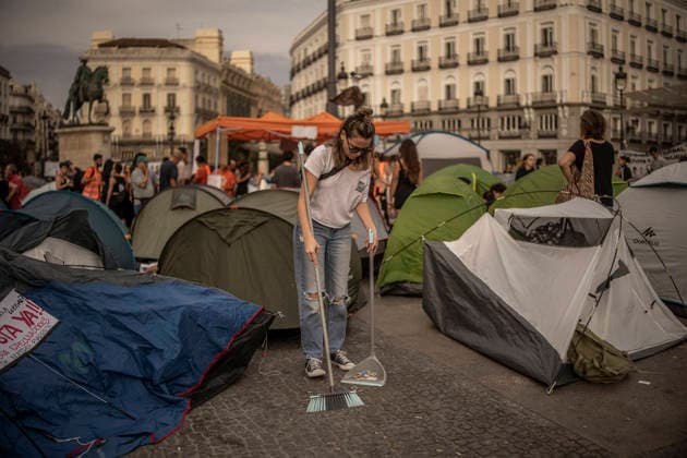 Madrid Spain Demonstration Second Day A woman sweeps the ground among tents after camping overnight to protest evictions and housing speculation at Puerta del Sol in Madrid, Spain, on September 27, 2026. The ongoing demonstration, organized under the slogan Ni una Maricarmen mas ( Not one more Maricarmen ), targets the role of investment and vulture funds in the real estate market. Participants are calling for access to affordable housing and greater protection for tenants. Madrid Madrid Spain Copyright: xBrunoxTheveninx