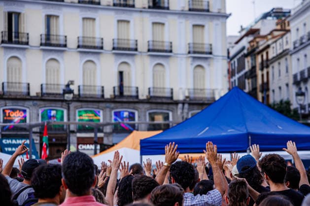 People spend the night at Madrid is Puerta del Sol after setting up camp to demand the ‘Maricarmen Decree’ A large number of people have gathered in tents to demand the passing of a housing decree at the Puerta del Sol, on 27 September, 2026 in Madrid, Spain. 500 people gathered at Madrid’s Puerta del Sol this Sunday morning after camping out in around a hundred tents throughout the night to demand the approval of a housing decree, which they have dubbed the ‘Maricarmen decree’, at the Council of Ministers meeting to be held on Tuesday 29 September. Madrid Spain Copyright: xMarinaxFrutos PGSxPhotoxAgencyx