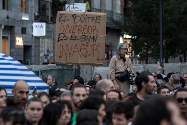 Protesters at Puerta del Sol Prepare to Spend Their Second Night There. Numerous people are spending their second night camping out in tents to demand the passage of a housing decree at Puerta del Sol on September 27, 2026, in Madrid, Spain. The protesters intend to remain camped out in the square to demand the passage of a housing decree—which they have dubbed the Maricarmen Decree —until the Council of Ministers meets next Tuesday, September 29. SEPTEMBER 27, 2026 Diego Radamé Madrid, Madrid, Spain  Copyright: xDiegoxRadamÃ sx 7804576