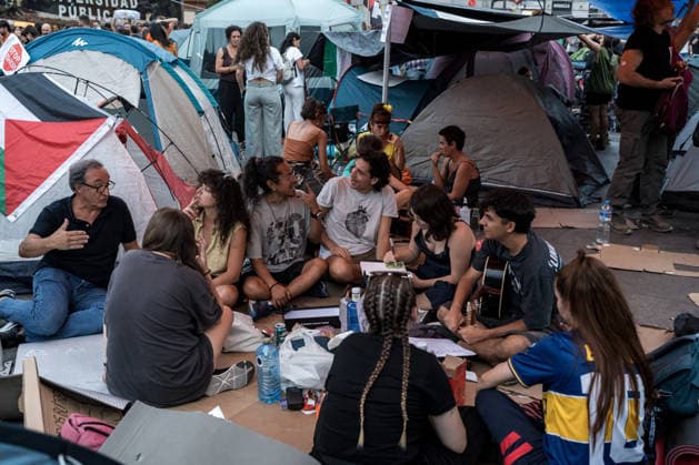 Protesters at Puerta del Sol Prepare to Spend Their Second Night There. Numerous people are spending their second night camping out in tents to demand the passage of a housing decree at Puerta del Sol on September 27, 2026, in Madrid, Spain. The protesters intend to remain camped out in the square to demand the passage of a housing decree—which they have dubbed the Maricarmen Decree —until the Council of Ministers meets next Tuesday, September 29. SEPTEMBER 27, 2026 Diego Radamé Madrid, Madrid, Spain  Copyright: xDiegoxRadamÃ sx 7804578