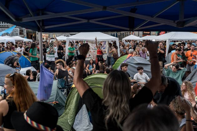 Protesters camped out in Sol prepare to spend their second night. Numerous people are spending their second night camped out in tents to demand the passage of a housing decree at Puerta del Sol on September 27, 2026, in Madrid, Spain. The protesters intend to remain camped out in the square to demand the approval of a housing decree—which they have dubbed the Maricarmen Decree —until the Council of Ministers meets next Tuesday, September 29. SEPTEMBER 27, 2026 Diego Radamé Madrid, Madrid, Spain  Copyright: xDiegoxRadamÃ sx 7804569