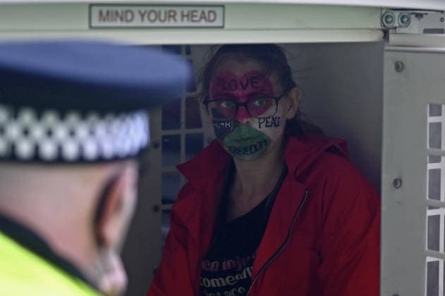 Arrests at the Lift the Ban protest in Liverpool LIVERPOOL, UNITED KINGDOM - SEPTEMBER 27: A protester with their face painted in the colors of the Palestinian flag is seen in a police car after being detained as supporters of Palestine Action are detained by police during a Lift the Ban rally outside the venue of the Labour Party Conference as they call for the lifting of the ban on the group, in Liverpool, United Kingdom on September 27, 2026. Rasid Necati Aslim Anadolu Liverpool United Kingdom. Editorial use only. Please get in touch for any other usage.  Copyright: x2026xAnadoluxRasidxNecatixAslimx