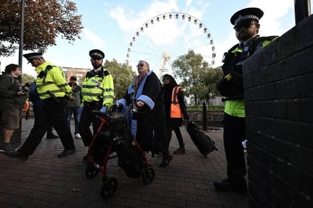 Arrests at the Lift the Ban protest in Liverpool LIVERPOOL, UNITED KINGDOM - SEPTEMBER 27: Police are detaining an elderly woman walking with a walker as supporters of Palestine Action are detained by police during a Lift the Ban rally outside the venue of the Labour Party Conference as they call for the lifting of the ban on the group, in Liverpool, United Kingdom on September 27, 2026. Rasid Necati Aslim Anadolu Liverpool United Kingdom. Editorial use only. Please get in touch for any other usage.  Copyright: x2026xAnadoluxRasidxNecatixAslimx