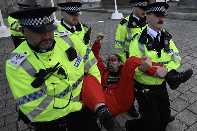 Arrests at the Lift the Ban protest in Liverpool LIVERPOOL, UNITED KINGDOM - SEPTEMBER 27: Supporters of Palestine Action are detained by police during a Lift the Ban rally outside the venue of the Labour Party Conference as they call for the lifting of the ban on the group, in Liverpool, United Kingdom on September 27, 2026. Rasid Necati Aslim Anadolu Liverpool United Kingdom. Editorial use only. Please get in touch for any other usage.  Copyright: x2026xAnadoluxRasidxNecatixAslimx