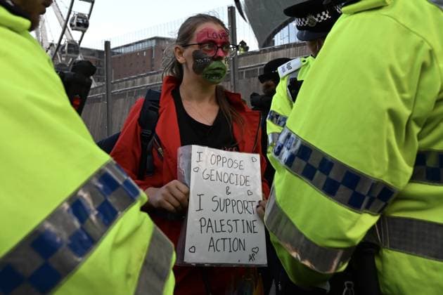 Arrests at the Lift the Ban protest in Liverpool LIVERPOOL, UNITED KINGDOM - SEPTEMBER 27: Supporters of Palestine Action are detained by police during a Lift the Ban rally outside the venue of the Labour Party Conference as they call for the lifting of the ban on the group, in Liverpool, United Kingdom on September 27, 2026. Rasid Necati Aslim Anadolu Liverpool United Kingdom. Editorial use only. Please get in touch for any other usage.  Copyright: x2026xAnadoluxRasidxNecatixAslimx