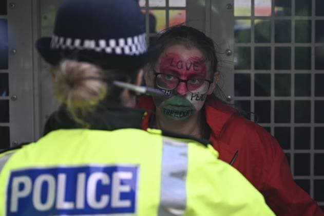 Arrests at the Lift the Ban protest in Liverpool LIVERPOOL, UNITED KINGDOM - SEPTEMBER 27: A protester with their face painted in the colors of the Palestinian flag is seen in a police car after being detained as supporters of Palestine Action are detained by police during a Lift the Ban rally outside the venue of the Labour Party Conference as they call for the lifting of the ban on the group, in Liverpool, United Kingdom on September 27, 2026. Rasid Necati Aslim Anadolu Liverpool United Kingdom. Editorial use only. Please get in touch for any other usage.  Copyright: x2026xAnadoluxRasidxNecatixAslimx