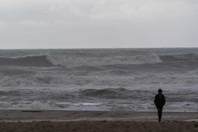 Nor’easter storm causes major coastal flooding in Long Island NEW YORK, UNITED STATES - SEPTEMBER 27: A person walks near rough surf and churning ocean waves caused by high winds and storm tide at Rogers Beach in Westhampton, Long Island, New York, United States on September 27, 2026. A powerful Nor’easter storm battered coastal communities across the region, causing widespread flooding and severe tidal surges. Thomas Hengge Anadolu New York United States. Editorial use only. Please get in touch for any other usage.  Copyright: x2026xAnadoluxThomasxHenggex