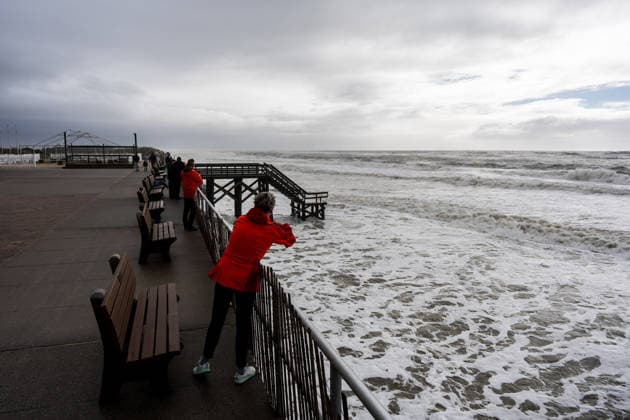 Nor’easter storm causes major coastal flooding in Long Island NEW YORK, UNITED STATES - SEPTEMBER 27: Spectators gather on the shore to observe rough surf and heavy ocean waves created by high winds and storm tide at Smith Point Beach in Shirley, Long Island, New York, United States on September 27, 2026. A powerful Nor’easter storm battered coastal communities across the region, causing widespread flooding and severe tidal surges. Thomas Hengge Anadolu New York United States. Editorial use only. Please get in touch for any other usage.  Copyright: x2026xAnadoluxThomasxHenggex