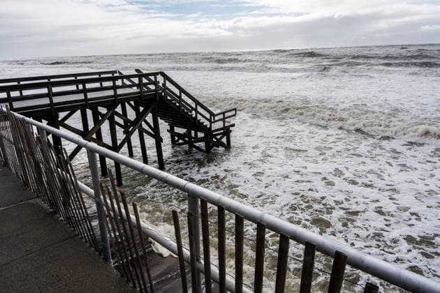 Nor’easter storm causes major coastal flooding in Long Island NEW YORK, UNITED STATES - SEPTEMBER 27: A damaged section of stairs leading to the shore is seen following intense storm surge and coastal erosion caused by a Nor’easter at Smith Point Beach in Shirley, Long Island, New York, United States on September 27, 2026. A powerful Nor’easter storm battered coastal communities across the region, causing widespread flooding and severe tidal surges. Thomas Hengge Anadolu New York United States. Editorial use only. Please get in touch for any other usage.  Copyright: x2026xAnadoluxThomasxHenggex