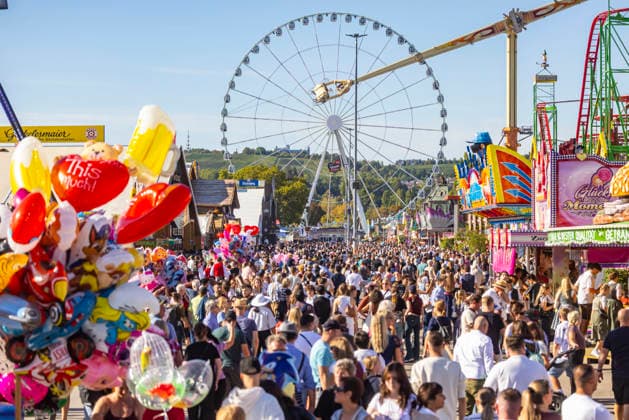 Festbetrieb auf dem Cannstatter Waden. Das Cannstatter Volksfest ist nach Angaben der Veranstalter eines der schönsten und größten Volksfeste der Welt. Bis zum 11. Oktober werden wieder rund drei Millionen Gäste erwartet. 27.09.2026, Stuttgart, Baden-Württemberg, Deutschland