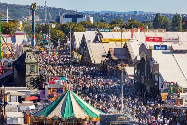 Festbetrieb auf dem Cannstatter Waden. Das Cannstatter Volksfest ist nach Angaben der Veranstalter eines der schönsten und größten Volksfeste der Welt. Bis zum 11. Oktober werden wieder rund drei Millionen Gäste erwartet. 27.09.2026, Stuttgart, Baden-Württemberg, Deutschland