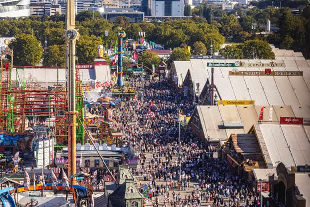 Festbetrieb auf dem Cannstatter Waden. Das Cannstatter Volksfest ist nach Angaben der Veranstalter eines der schönsten und größten Volksfeste der Welt. Bis zum 11. Oktober werden wieder rund drei Millionen Gäste erwartet. 27.09.2026, Stuttgart, Baden-Württemberg, Deutschland