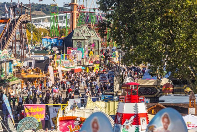 Festbetrieb auf dem Cannstatter Waden. Das Cannstatter Volksfest ist nach Angaben der Veranstalter eines der schönsten und größten Volksfeste der Welt. Bis zum 11. Oktober werden wieder rund drei Millionen Gäste erwartet. 27.09.2026, Stuttgart, Baden-Württemberg, Deutschland