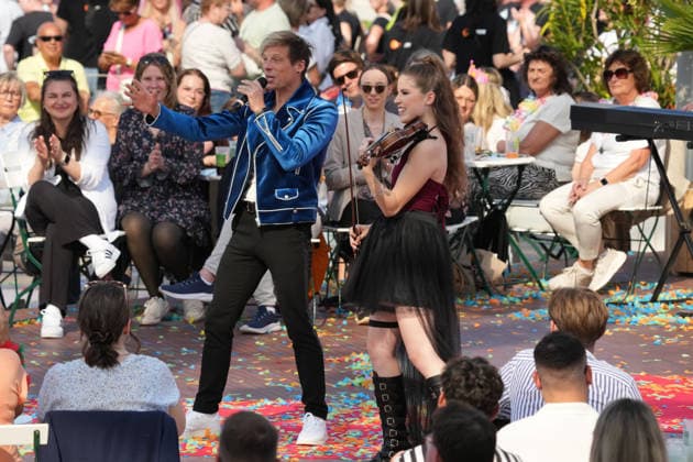 ZDF-Fernsehgarten 2026. Musiker The Dark Tenor feat. Violinistin Nina Sofie im ZDF Fernsehgarten mit dem Motto Saison Finale am 27.09.2026 in Mainz. Mainz ZDF Fernsehgarten Rheinland-Pfalz