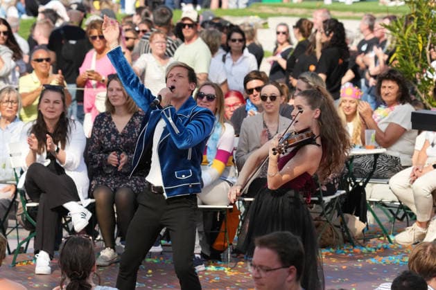 ZDF-Fernsehgarten 2026. Musiker The Dark Tenor feat. Violinistin Nina Sofie im ZDF Fernsehgarten mit dem Motto Saison Finale am 27.09.2026 in Mainz. Mainz ZDF Fernsehgarten Rheinland-Pfalz