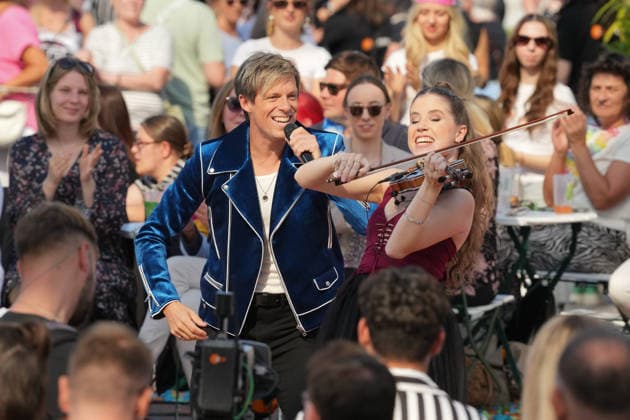 ZDF-Fernsehgarten 2026. Musiker The Dark Tenor feat. Violinistin Nina Sofie im ZDF Fernsehgarten mit dem Motto Saison Finale am 27.09.2026 in Mainz. Mainz ZDF Fernsehgarten Rheinland-Pfalz