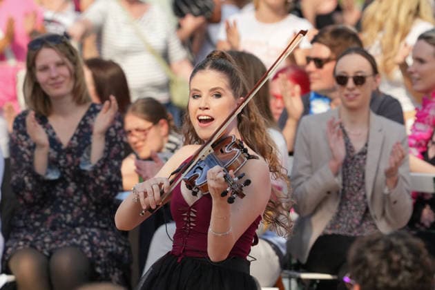 ZDF-Fernsehgarten 2026. Musiker The Dark Tenor feat. Violinistin Nina Sofie im ZDF Fernsehgarten mit dem Motto Saison Finale am 27.09.2026 in Mainz. Mainz ZDF Fernsehgarten Rheinland-Pfalz