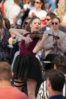 ZDF-Fernsehgarten 2026. Musiker The Dark Tenor feat. Violinistin Nina Sofie im ZDF Fernsehgarten mit dem Motto Saison Finale am 27.09.2026 in Mainz. Mainz ZDF Fernsehgarten Rheinland-Pfalz