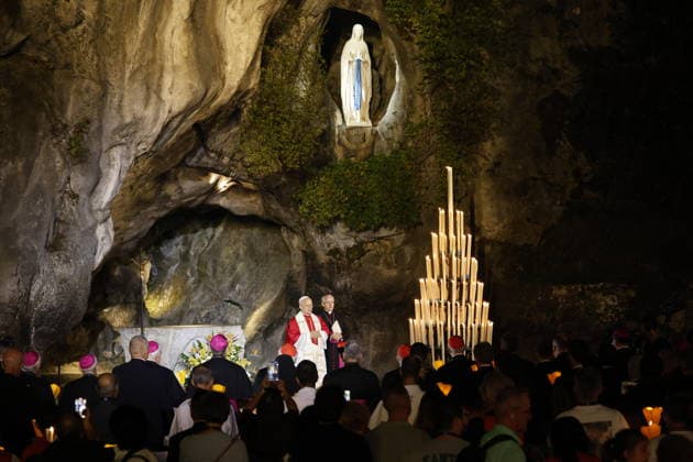 Visit to France of Pope Leo XIV – Prayer at Lourdes Sanctuary Pope Leo XIV pictured during a prayer of Holy Rosary and a candlelight procession at the Lourdes sanctuary, southwestern France, on September 27, 2026. Pope Leo XIV makes a historic apostolic journey of four days to France scheduled for September 25 to 28, 2026. Photo by Margot Le Gonidec ABACAPRESS.COM Lourdes France  Copyright: xLexGonidecxMargot ABACAx