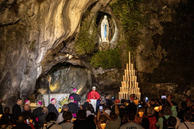 Visit to France of Pope Leo XIV - Prayer at Lourdes Sanctuary MLG Pilgrims take part in the Marian torchlight procession led by Pope Leo XIV, departing from the Grotto of Massabielle at the Sanctuary of Our Lady of Lourdes, in Lourdes, France, on September 27, 2026. Photo by Margot Le Gonidec ABACAPRESS.COM Lourdes France  Copyright: xLexGonidecxMargot ABACAx