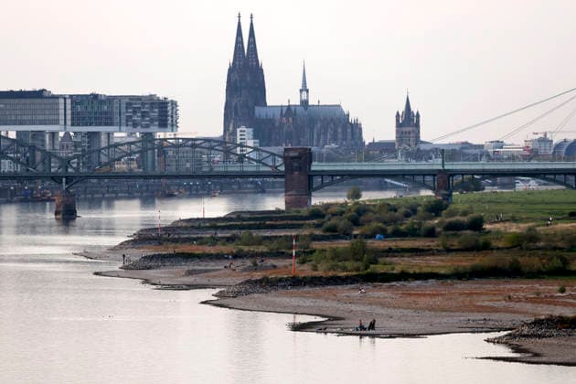 Niedrigwasser bei Köln Poll. Der Rheinpegel in Köln ist wieder auf einen neuen historischen Tiefstwert gefallen: Der Pegel ist am Sonntag bei Niedrigwasser auf 40 Zentimeter gefallen. Damit wurde der bisherige Rekord von 44 Zentimetern unterschritten. (Themenbild, Symbolbild) Köln, 27.09.2026 NRW Deutschland Copyright: xChristophxHardtx