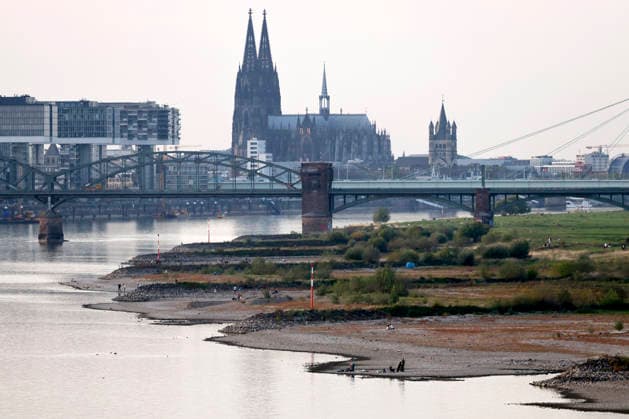 Niedrigwasser bei Köln Poll. Der Rheinpegel in Köln ist wieder auf einen neuen historischen Tiefstwert gefallen: Der Pegel ist am Sonntag bei Niedrigwasser auf 40 Zentimeter gefallen. Damit wurde der bisherige Rekord von 44 Zentimetern unterschritten. (Themenbild, Symbolbild) Köln, 27.09.2026 NRW Deutschland Copyright: xChristophxHardtx