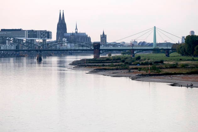 Niedrigwasser bei Köln Poll. Der Rheinpegel in Köln ist wieder auf einen neuen historischen Tiefstwert gefallen: Der Pegel ist am Sonntag bei Niedrigwasser auf 40 Zentimeter gefallen. Damit wurde der bisherige Rekord von 44 Zentimetern unterschritten. (Themenbild, Symbolbild) Köln, 27.09.2026 NRW Deutschland Copyright: xChristophxHardtx