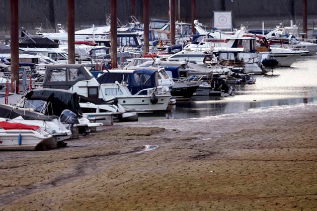 Niedrigwasser im Kölner Rheinauhafen. Der Rheinpegel in Köln ist wieder auf einen neuen historischen Tiefstwert gefallen: Der Pegel ist am Sonntag bei Niedrigwasser auf 40 Zentimeter gefallen. Damit wurde der bisherige Rekord von 44 Zentimetern unterschritten. (Themenbild, Symbolbild) Köln, 27.09.2026 NRW Deutschland Copyright: xChristophxHardtx