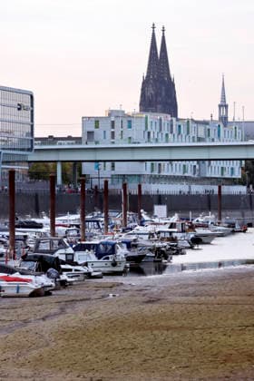Niedrigwasser im Kölner Rheinauhafen. Der Rheinpegel in Köln ist wieder auf einen neuen historischen Tiefstwert gefallen: Der Pegel ist am Sonntag bei Niedrigwasser auf 40 Zentimeter gefallen. Damit wurde der bisherige Rekord von 44 Zentimetern unterschritten. (Themenbild, Symbolbild) Köln, 27.09.2026 NRW Deutschland Copyright: xChristophxHardtx