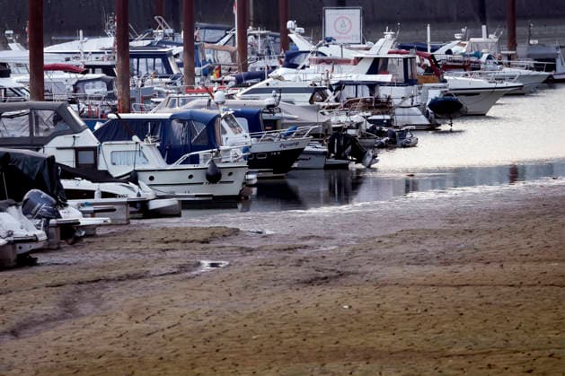 Niedrigwasser im Kölner Rheinauhafen. Der Rheinpegel in Köln ist wieder auf einen neuen historischen Tiefstwert gefallen: Der Pegel ist am Sonntag bei Niedrigwasser auf 40 Zentimeter gefallen. Damit wurde der bisherige Rekord von 44 Zentimetern unterschritten. (Themenbild, Symbolbild) Köln, 27.09.2026 NRW Deutschland Copyright: xChristophxHardtx