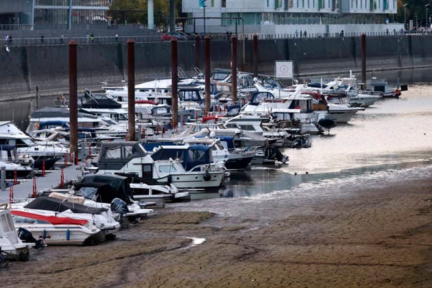 Niedrigwasser im Kölner Rheinauhafen. Der Rheinpegel in Köln ist wieder auf einen neuen historischen Tiefstwert gefallen: Der Pegel ist am Sonntag bei Niedrigwasser auf 40 Zentimeter gefallen. Damit wurde der bisherige Rekord von 44 Zentimetern unterschritten. (Themenbild, Symbolbild) Köln, 27.09.2026 NRW Deutschland Copyright: xChristophxHardtx