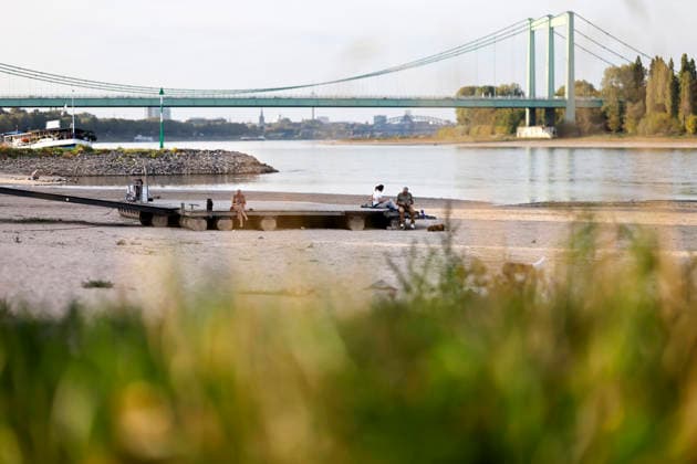 Niedrigwasser bei Köln Rodenkirchen. Der Rheinpegel in Köln ist wieder auf einen neuen historischen Tiefstwert gefallen: Der Pegel ist am Sonntag bei Niedrigwasser auf 40 Zentimeter gefallen. Damit wurde der bisherige Rekord von 44 Zentimetern unterschritten. (Themenbild, Symbolbild) Köln, 27.09.2026 NRW Deutschland Copyright: xChristophxHardtx
