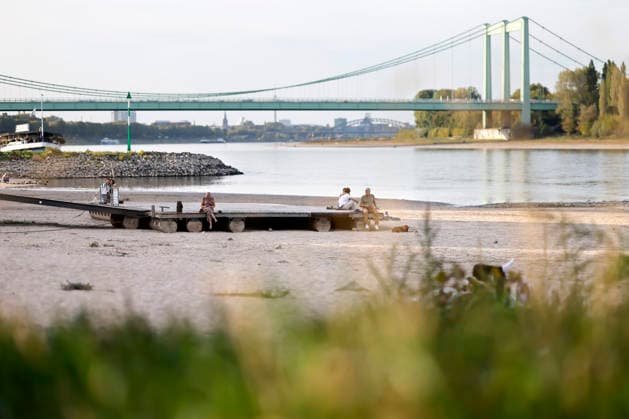 Niedrigwasser bei Köln Rodenkirchen. Der Rheinpegel in Köln ist wieder auf einen neuen historischen Tiefstwert gefallen: Der Pegel ist am Sonntag bei Niedrigwasser auf 40 Zentimeter gefallen. Damit wurde der bisherige Rekord von 44 Zentimetern unterschritten. (Themenbild, Symbolbild) Köln, 27.09.2026 NRW Deutschland Copyright: xChristophxHardtx