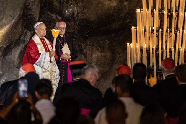 Visit to France of Pope Leo XIV - Prayer at Lourdes Sanctuary MLG Pilgrims take part in the Marian torchlight procession led by Pope Leo XIV, departing from the Grotto of Massabielle at the Sanctuary of Our Lady of Lourdes, in Lourdes, France, on September 27, 2026. Photo by Margot Le Gonidec ABACAPRESS.COM Lourdes France  Copyright: xLexGonidecxMargot ABACAx