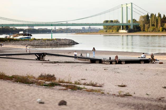 Niedrigwasser bei Köln Rodenkirchen. Der Rheinpegel in Köln ist wieder auf einen neuen historischen Tiefstwert gefallen: Der Pegel ist am Sonntag bei Niedrigwasser auf 40 Zentimeter gefallen. Damit wurde der bisherige Rekord von 44 Zentimetern unterschritten. (Themenbild, Symbolbild) Köln, 27.09.2026 NRW Deutschland Copyright: xChristophxHardtx