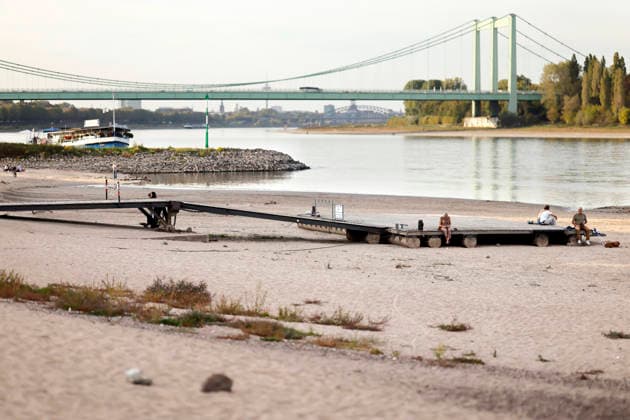 Niedrigwasser bei Köln Rodenkirchen. Der Rheinpegel in Köln ist wieder auf einen neuen historischen Tiefstwert gefallen: Der Pegel ist am Sonntag bei Niedrigwasser auf 40 Zentimeter gefallen. Damit wurde der bisherige Rekord von 44 Zentimetern unterschritten. (Themenbild, Symbolbild) Köln, 27.09.2026 NRW Deutschland Copyright: xChristophxHardtx