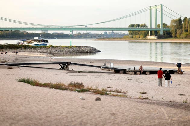 Niedrigwasser bei Köln Rodenkirchen. Der Rheinpegel in Köln ist wieder auf einen neuen historischen Tiefstwert gefallen: Der Pegel ist am Sonntag bei Niedrigwasser auf 40 Zentimeter gefallen. Damit wurde der bisherige Rekord von 44 Zentimetern unterschritten. (Themenbild, Symbolbild) Köln, 27.09.2026 NRW Deutschland Copyright: xChristophxHardtx