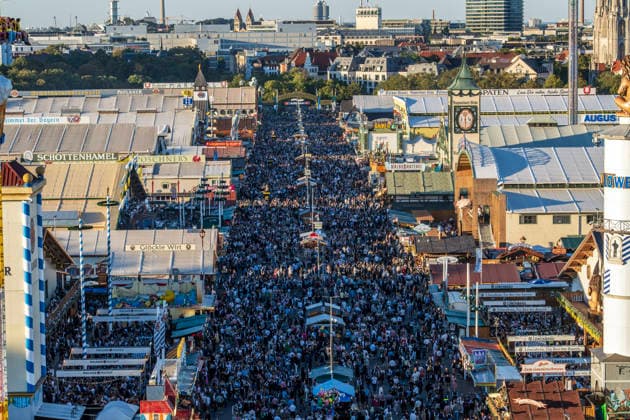 Oktoberfest 2026, Überblick vom Riesenrad über die Festzelte der Brauereien, bestes Wiesnwetter, Sonntag, 27. September 2026 Deutschland, München, 27. September 2026, Oktoberfest 2026, Überblick vom Riesenrad über die Wirtsbudenstraße mit den Festzelten der Brauereien, bestes Wiesnwetter, typisch bayerisch, Volksfest, Sonntagnachmittag, Wochenende, Bayern,