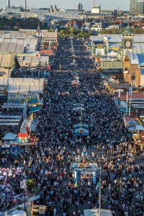 Oktoberfest 2026, Überblick vom Riesenrad über die Festzelte der Brauereien, bestes Wiesnwetter, Sonntag, 27. September 2026 Deutschland, München, 27. September 2026, Oktoberfest 2026, Überblick vom Riesenrad über die Wirtsbudenstraße mit den Festzelten der Brauereien, bestes Wiesnwetter, typisch bayerisch, Volksfest, Sonntagnachmittag, Wochenende, Bayern,