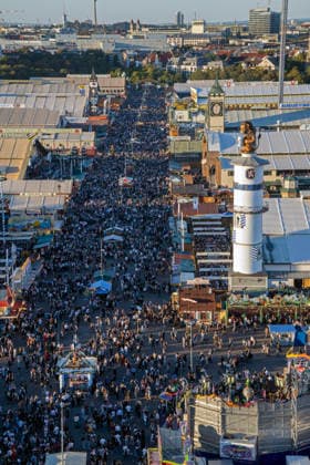 Oktoberfest 2026, Überblick vom Riesenrad über die Festzelte der Brauereien, bestes Wiesnwetter, Sonntag, 27. September 2026 Deutschland, München, 27. September 2026, Oktoberfest 2026, Überblick vom Riesenrad über die Wirtsbudenstraße mit den Festzelten der Brauereien, bestes Wiesnwetter, typisch bayerisch, Volksfest, Sonntagnachmittag, Wochenende, Bayern,