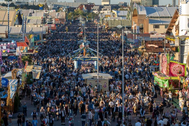 Oktoberfest 2026, Überblick vom Riesenrad über die Festzelte der Brauereien, bestes Wiesnwetter, Sonntag, 27. September 2026 Deutschland, München, 27. September 2026, Oktoberfest 2026, Überblick vom Riesenrad über die Wirtsbudenstraße mit den Festzelten der Brauereien, bestes Wiesnwetter, typisch bayerisch, Volksfest, Sonntagnachmittag um 18 Uhr, Wochenende, Bayern,