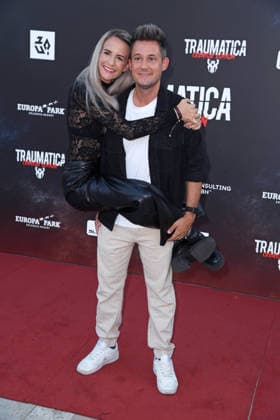 Kilian Bamert mit Ehefrau Loredana Bamert-Carrabs (Saturday and Sunday) bei der TRAUMATICA - CREATOR EDITION zum 10-jährigen Jubiläum im Europa-Park in Rust am 27.09.2026