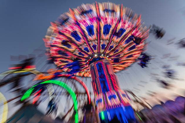Oktoberfest 2026, Flug durch den Abendhimmel, Kettenkarussel Wellenflug vor dem Olympia Looping, bestes Wiesnwetter, Sonntag, 27. September 2026 Deutschland, München, 27. September 2026, Oktoberfest 2026, Flug durch den Abendhimmel, Kettenkarussel Wellenflug vor dem Olympia Looping, Langzeitbelichtung, bestes Wiesnwetter, typisch bayerisch, Volksfest, Sonntagabend um 19 Uhr, Blaue Stunde, Wochenende, Bayern,