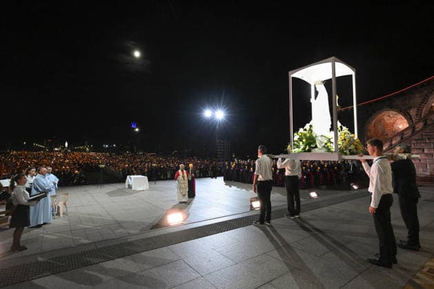 Pope Leo XIV Joins Candlelight Procession at Lourdes Shrine - France Pope Leo XIV leads the Holy Rosary and candlelight procession at the Shrine of Our Lady of Lourdes in France on September 27, 2026 on the third day of his four-day Apostolic Journey to France. Photo by (EV) Simone Risoluti Vatican Media ABACAPRESS.COM Lourdes France  Copyright: xABACAx