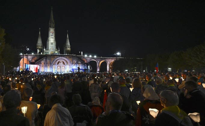 Pope Leo XIV Joins Candlelight Procession at Lourdes Shrine - France Pope Leo XIV leads the Holy Rosary and candlelight procession at the Shrine of Our Lady of Lourdes in France on September 27, 2026 on the third day of his four-day Apostolic Journey to France. Photo by (EV) Matteo Pernaselci Vatican Media ABACAPRESS.COM Lourdes France  Copyright: xABACAx