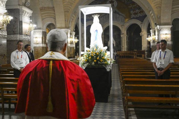 Pope Leo XIV Joins Candlelight Procession at Lourdes Shrine - France Pope Leo XIV leads the Holy Rosary and candlelight procession at the Shrine of Our Lady of Lourdes in France on September 27, 2026 on the third day of his four-day Apostolic Journey to France. Photo by (EV) Simone Risoluti Vatican Media ABACAPRESS.COM Lourdes France  Copyright: xABACAx