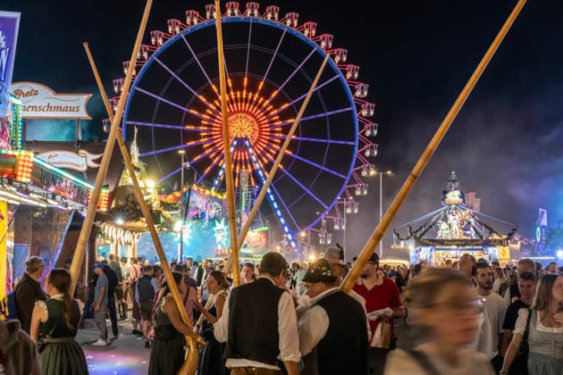 Oktoberfest, die Alphörner der Kaltentaler Alphornbläser ragen in den Abendhimmel vor dem Riesenrad, die Musikkapelle ist heute beim traditionellen Platzkonzert der Wiesnwirte am Fuße der Bavaria aufgetreten, Sonntag, 27. September 2026 Deutschland, München, 27. September 2026, Oktoberfest 2026, die Alphörner der Kaltentaler Alphornbläser ragen in den Abendhimmel vor dem Riesenrad, die Musikkapelle ist heute beim traditionellen Platzkonzert der Wiesnwirte am Fuße der Bavaria aufgetreten, bestes Wiesnwetter, Volksfest, Sonntagabend um 20 Uhr, Wochenende, Bayer