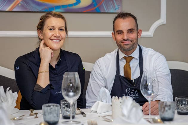 27.09.2026. Düsseldorf. (l-r) Julia Komp mit ihrem Sommelier Maximilian Gail am Rande einer Veranstaltung der Chefs in Town im Restaurant Schorn by Lukas Schild. Düsseldorf Restaurant Schorn by Lukas Schild, Martinstraße Nordrhein-Westfalen Deutschland