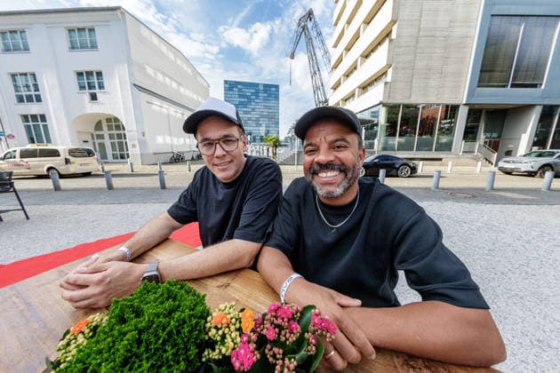 27.09.2026. Düsseldorf. (l-r) Jan van Weyde und Simon Pearce am Rande einer Veranstaltung der Chefs in Town im Restaurant Riva im Medienhafen. Düsseldorf Restaurant Riva, Medienhafen Nordrhein-Westfalen Deutschland