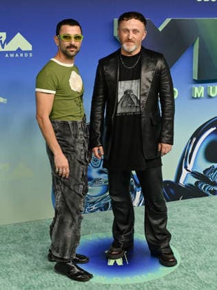 September 27, 2026, Los Angeles, California, USA: Greek performing arts dancing choreographing AIMILIOS ARAPOGLOU and Belgian-French choreographer, dancer and performer DAMIEN JALET, 50, and attend the 2026 MTV Video Music Awards Ã¢â‚¬oeVMAsÃ¢â‚¬Â teal carpet. Los Angeles USA  - ZUMAb173 20260927_aap_b173_083 Copyright: xBillyxBennightx